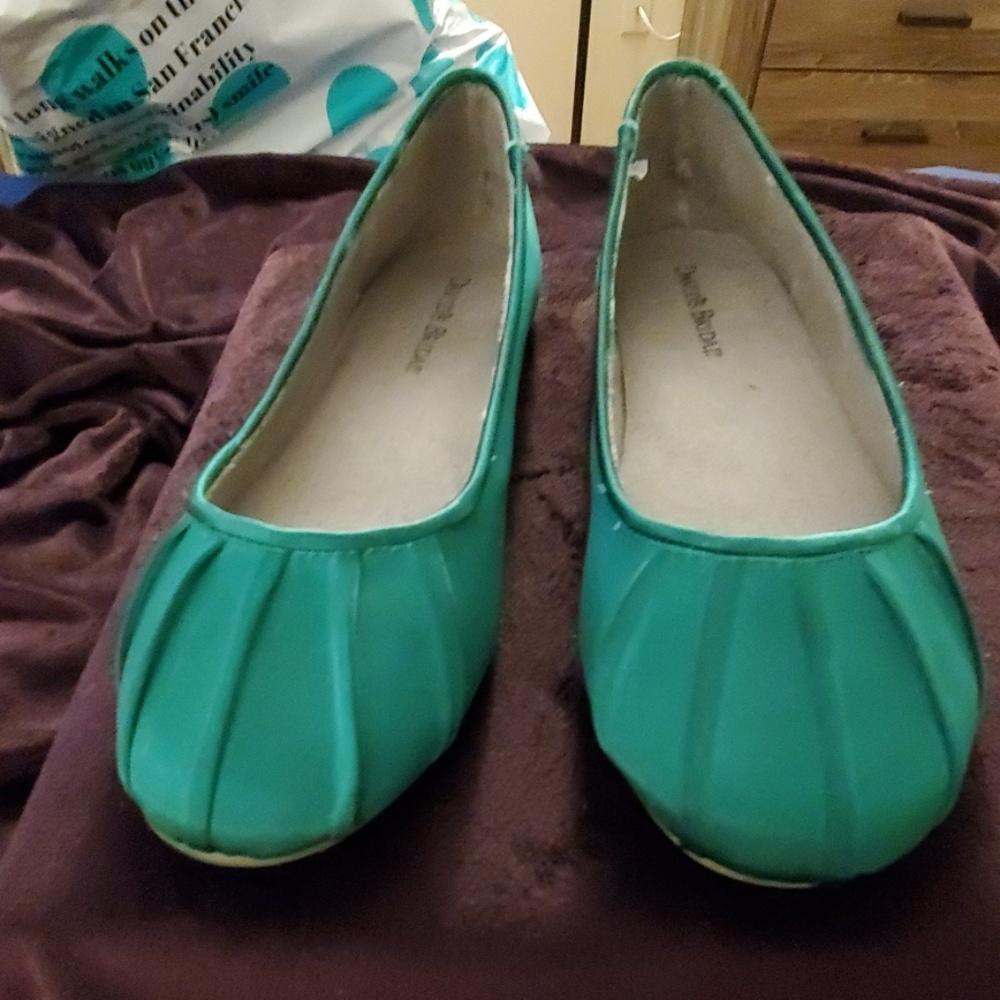 Brand newEmerald green David's Bridal flats,sz 7.5